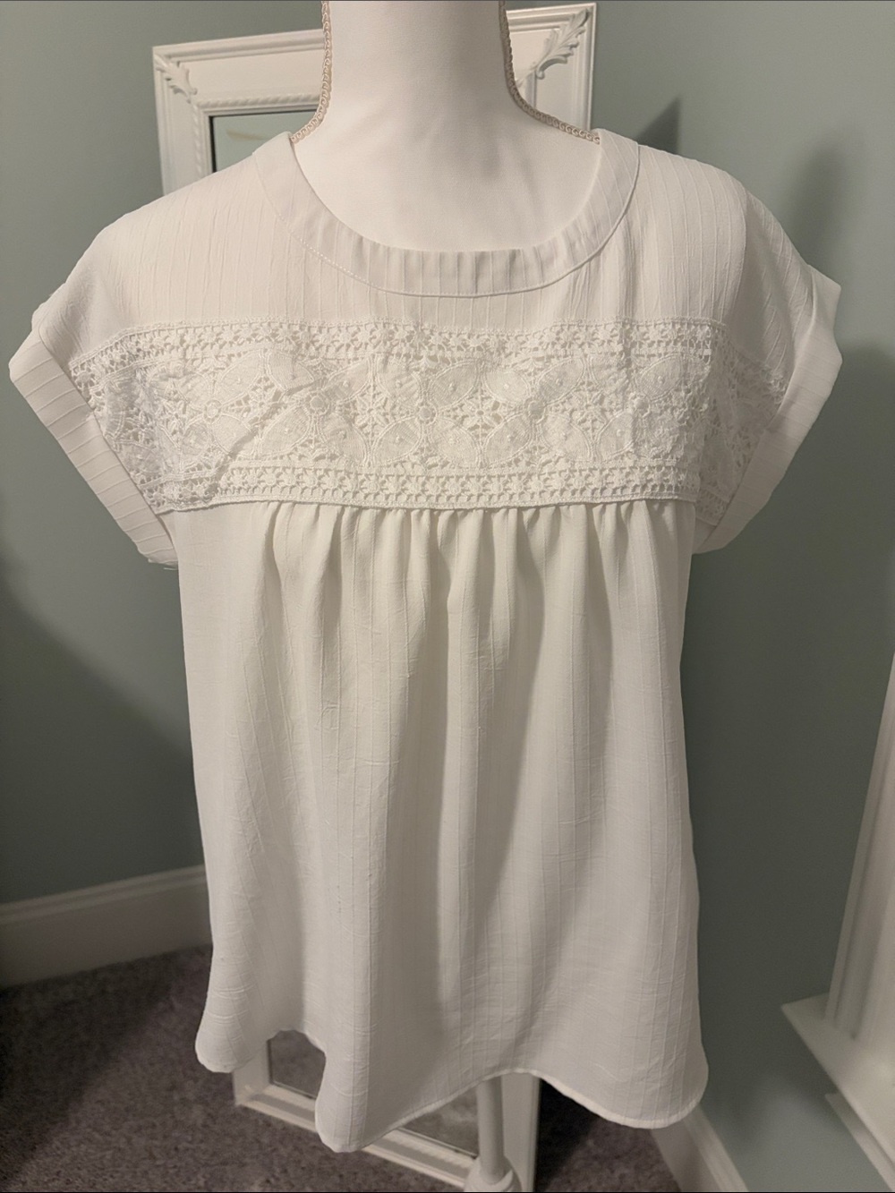 Blu Pepper white top with lace, size L.